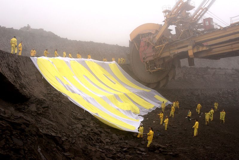 Greenpeace blokují rypadlo