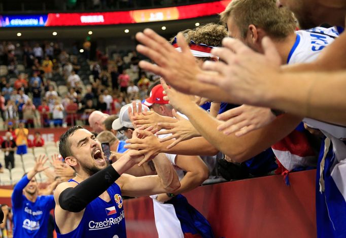 basketbal, MS 2019, Česko - Turecko, Tomáš Satoranský slaví s fanoušky vítězství a postup