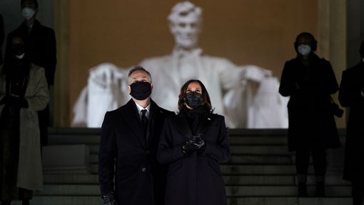 Americká viceprezidentka Kamala Harrisová s manželem během oslav u Lincolnova památníku.