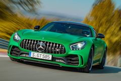Agresivní žabák: Nejsilnější Mercedes-AMG GT R dráždí dramatickým zrychlením i svou barvou