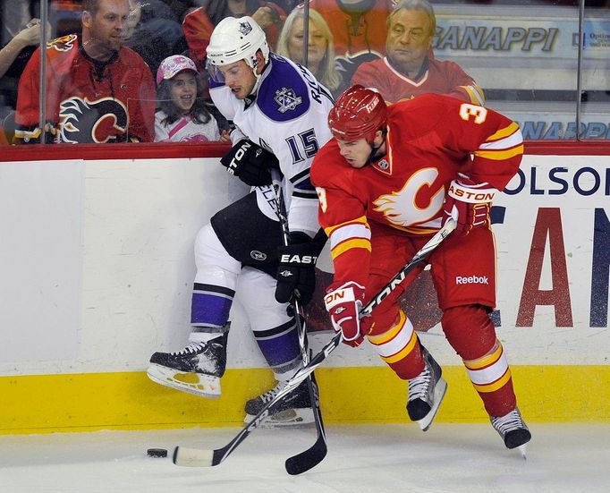 Přímo před očima diváků si to o puk rozdali White z Calgary a Richardskon z Los Angeles Kings.