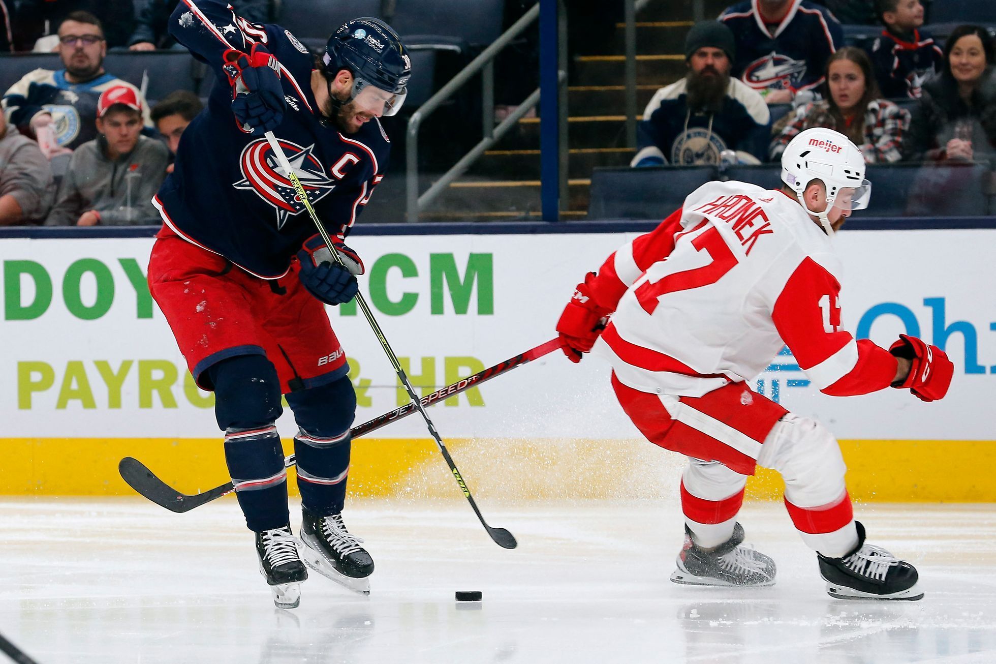 NHL, Columbus - Detroit: Boone Jenner a Filip Hronek  (17)