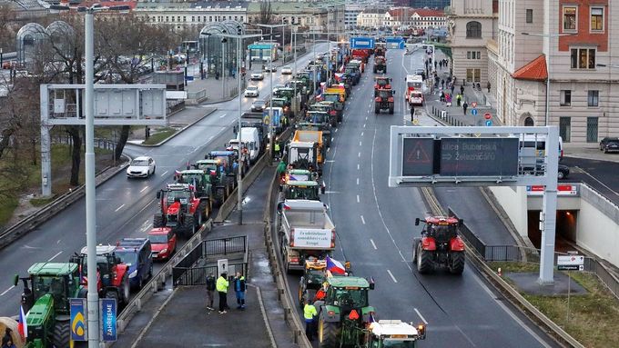 Traktory protestujících zemědělců na pražské magistrále