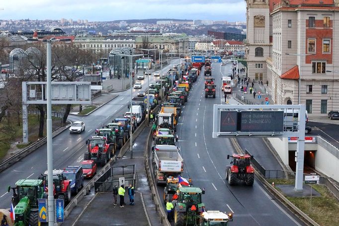 Traktory protestujících zemědělců na pražské magistrále