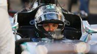 Nico Rosberg přemítá ve svém Mercedesu těsně před startem závodu.