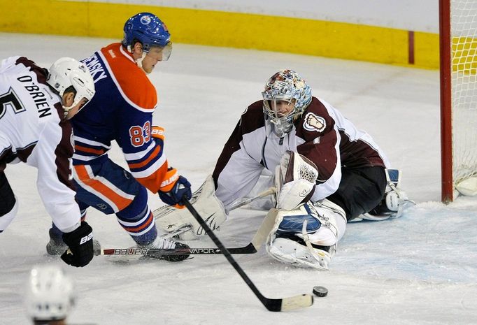 Aleš Hemský z Edmontonu střílí gól v zámořské NHL do sítě Colorada