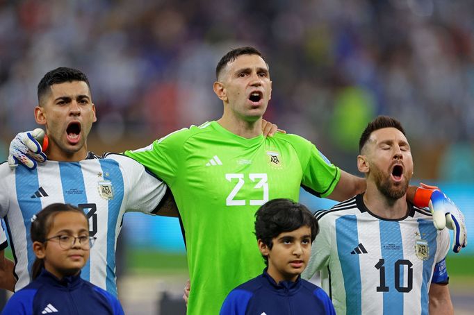 Finále MS ve fotbale 2022, Argentina - Francie: Argentinci při zpěvu hymny.