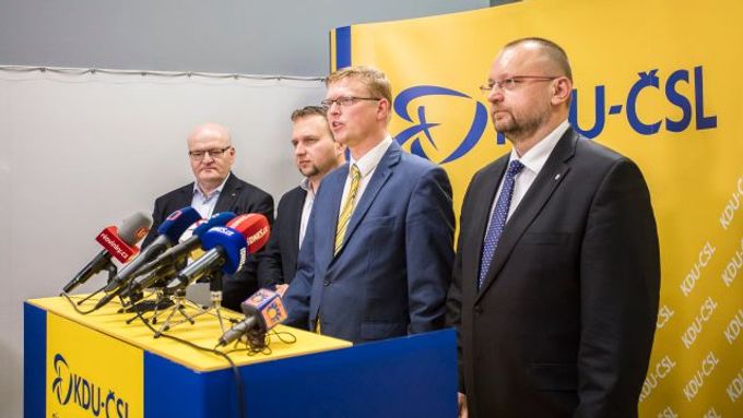 Předseda lidovců Pavel Bělobrádek (uprostřed) a šéf poslaneckého klubu KDU-ČSL Jan Bartošek (vlevo).