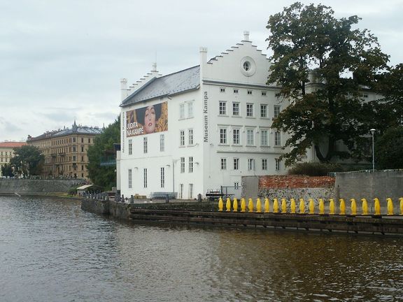 V malostranském Museu Kampa, bývalých Sovových mlýnech, vystavuje  Nadace Jana a Medy Mládkových sbírku moderního středoevropského umění.