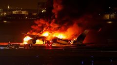 Požár letadla na letišti v Tokiu