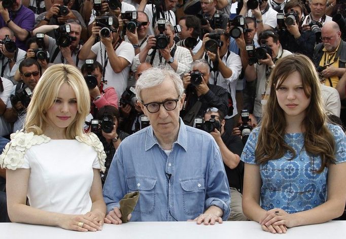 Woody Allen představuje komedii Půlnoc v Paříži, která zahájila canneský festival