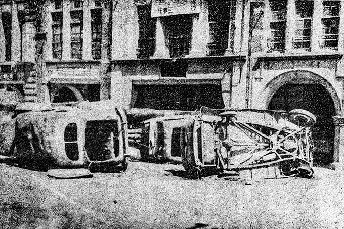 Vraky převrácených automobilů na ulici. Dobové fotografie zachycují tragické události z 28. února 1947 v Tchaj-peji na Tchaj-wanu.