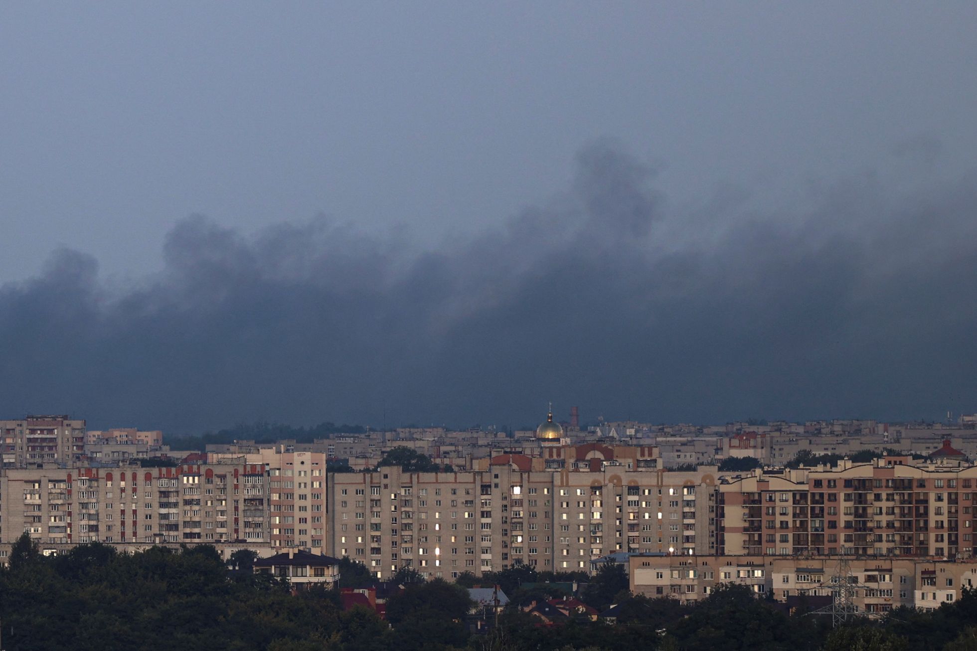 Dým nad Lvovem po ruském ranním raketovém útoku.