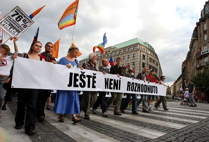 Řádně nepovoleným pochodem se vydali demonstranti přes centrum Prahy až k Pražskému hradu.