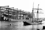 Zaoceánský "nepotopitelný" parník Titanic vznikl v irských loděnicích společnosti Harland & Wolff v Belfastu na objednávku britské společnosti White Star Line. Spolu se sesterskými loďmi Olympic a Britannic měl konkurovat parníkům Lusitania a Mauretania britsko-amerického rejdařství Cunard Line.
