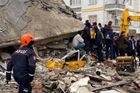 Ničivé zemětřesení v Turecku a Sýrii zabilo stovky lidí, zraněných jsou tisíce