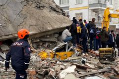 Silné zemětřesení zasáhlo Turecko a Sýrii, zemřely stovky lidí