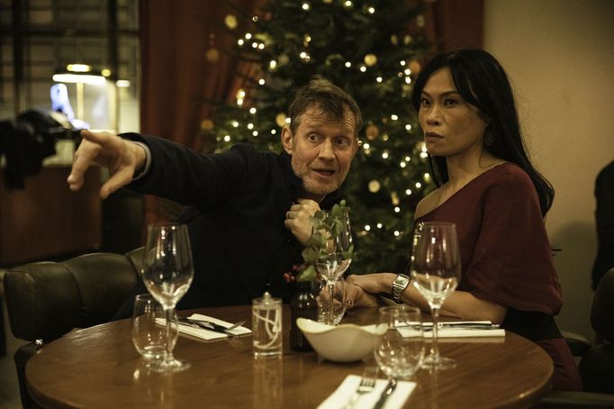 Jason Flemyng jako Alastair a Lourdes Faberesová v roli Sary.