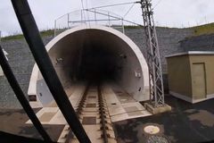 Železničáři vyzkoušeli v Ejpovickém tunelu rychlost 200 km/h. Testovali na vlaku ÖBB