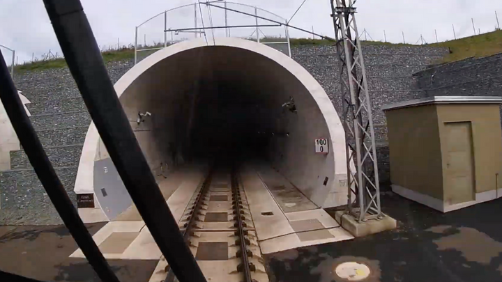 Železničáři vyzkoušeli v Ejpovickém tunelu rychlost 200 km/h. Testovali na vlaku ÖBB