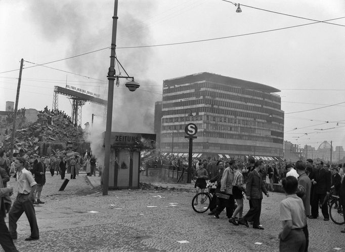 Demonstranti na Postupimském náměstí v Berlíně. Záběr z povstání 17. června 1953 ve Východním Berlíně.