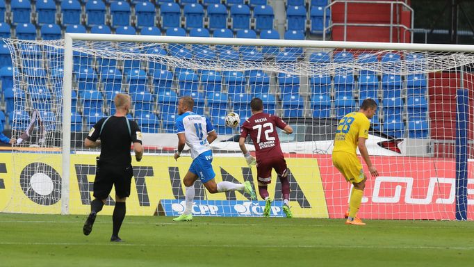 Rozhodčí Jan Petřík, Nemanja Kuzmanovič z Ostravy, který střílí gól, brankář Teplic Filip Mucha a Jan Knapík z Teplic