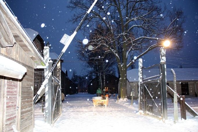 Policejní snímek z místa, kde býval nápis Arbeit macht frei. Fotografie je datována 18. prosincem.