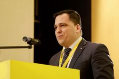 Lidovecký europoslanec vyhrál v loterii skoro milion korun, peníze dá na charitu