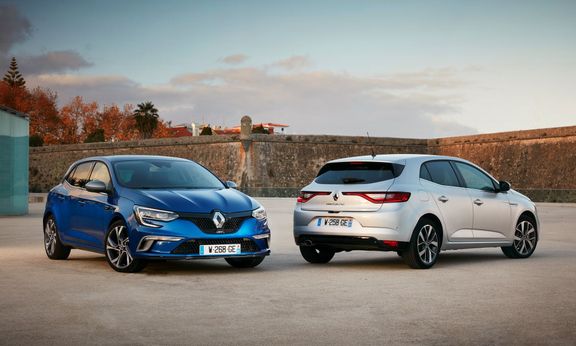 Nový Renault Mégane v provedení GT (vlevo) i v "civilní" verzi.