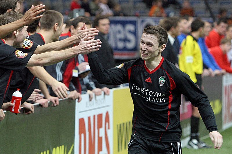 Fotbal v hale-finále