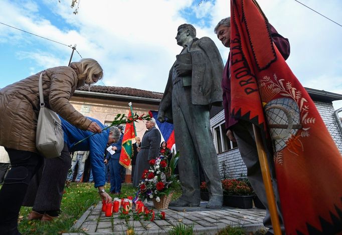 Znovuodhalení sochy komunistického novináře a spisovatele Julia Fučíka ve Vsetíně