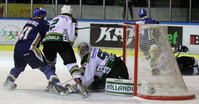 Hokejista Kladna Tomáš Plekanec se přetlačuje s Andrew MacDonaldem a Tomášem Závorkou v utkání proti Karlovým Varům ve 26. kole Tipsport extraligy 2012/13.