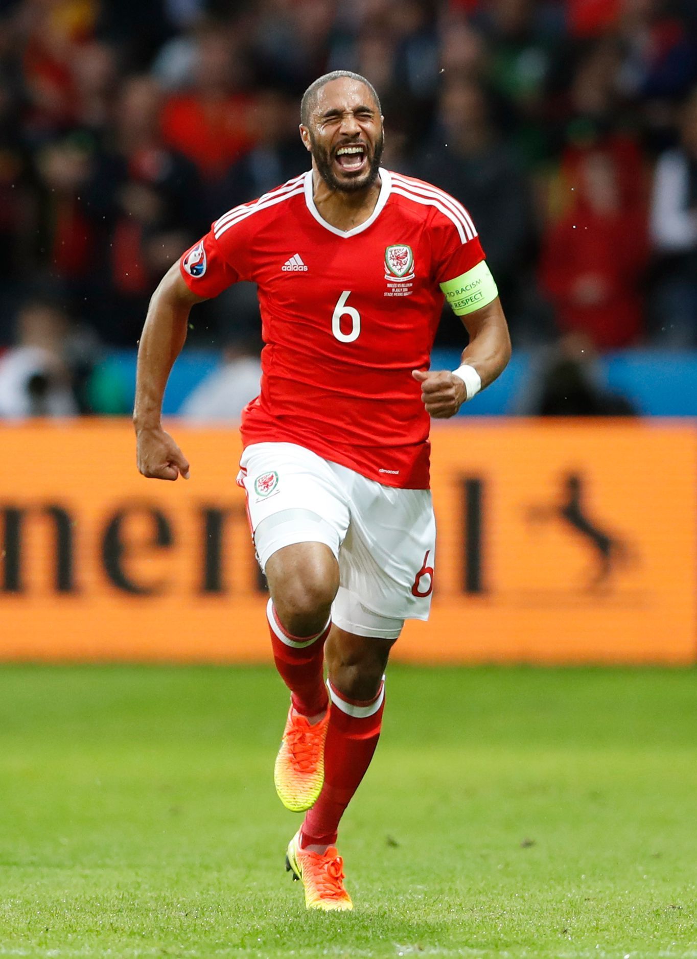 Euro 2016, Wales-Belgie: Ashley Williams slaví gól na 1:1