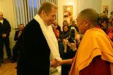 Z politiky odešel s koncem svého posledního funkčního období v roce 2003. Od té doby se věnoval své původní profesi, tedy psaní divadelních her. 
Snímek byl pořízen během obřadu tibetských mnichů, sypání mandaly, v březnu 2006.