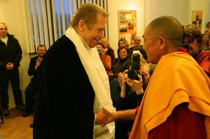 Václav Havel na obřadu sypání mandaly.