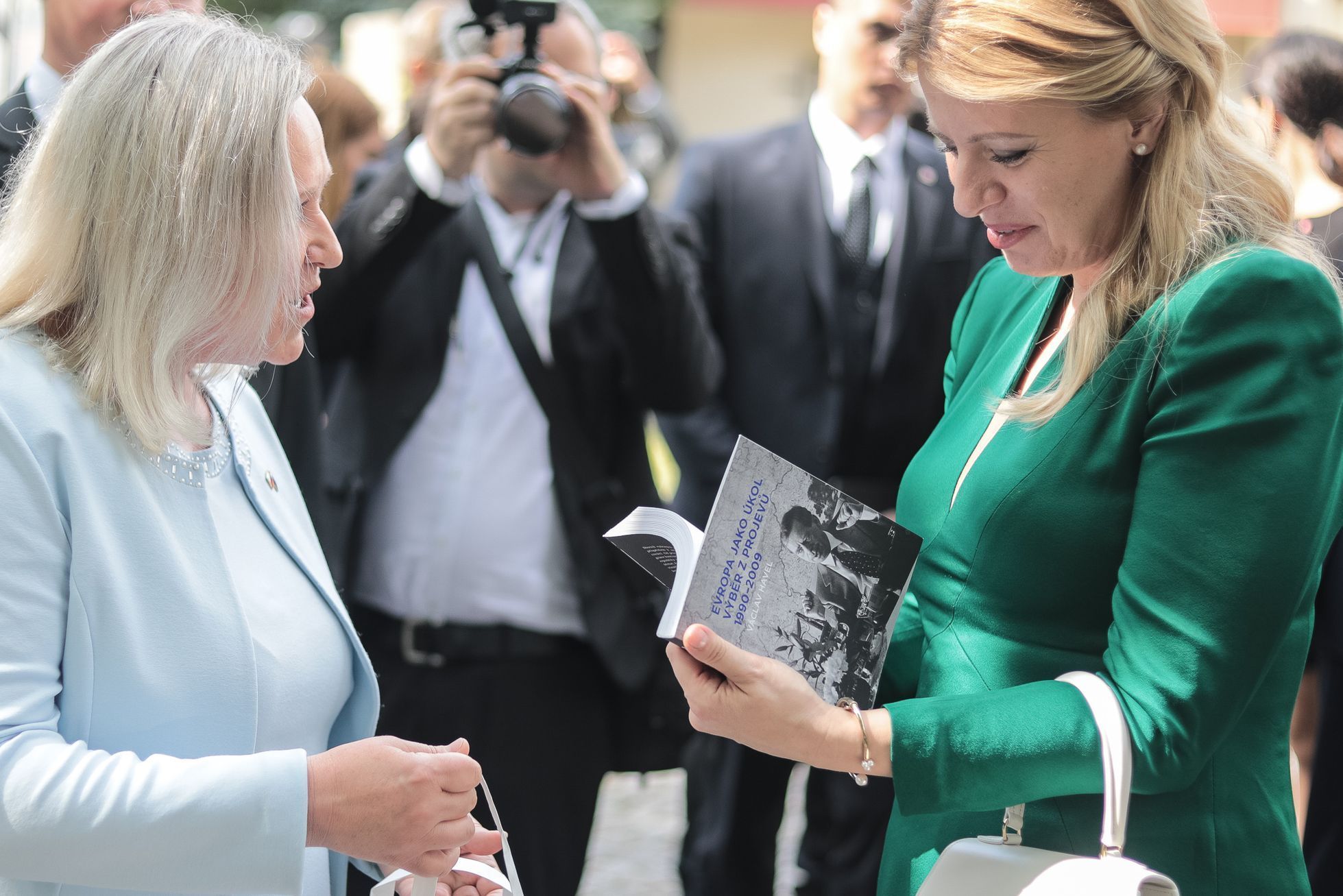 První návštěva - Zuzana Čaputová navštívila hrob Václava Havla a pozdravila fanoušky