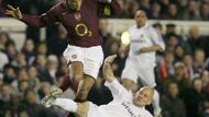 Thomas Gravesen z Realu Madrid (v bílém) se snaží zastavit hráče Arsenalu Thierry Henryho (v červeném).