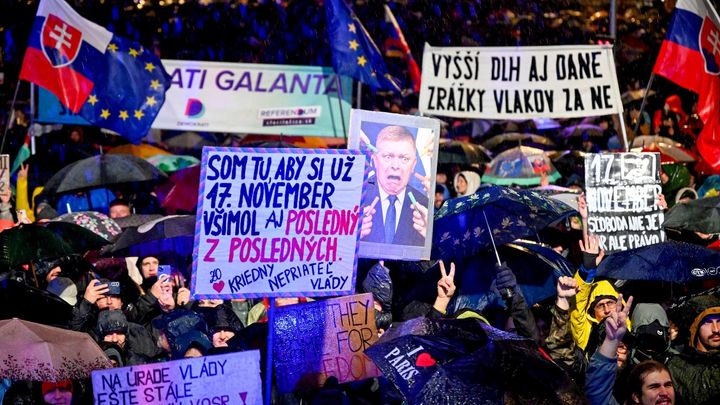 Fico zaútočil na žáka, který odstartoval vlnu křídových vzkazů proti němu; Zdroj foto: Reuters