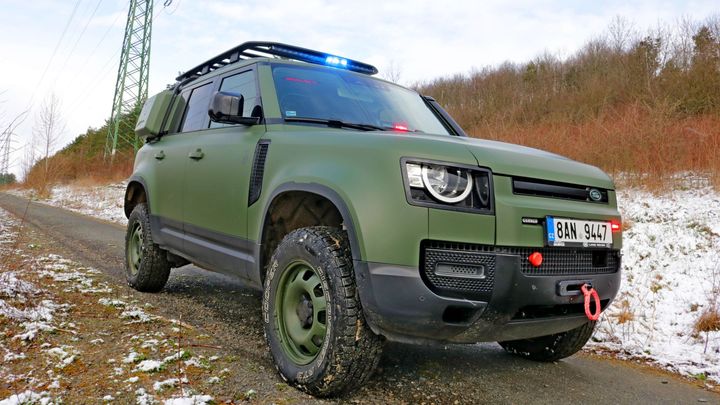 Zelený ledoborec: Land Rover Defender míří do rukou české policie a rád by do armády; Zdroj foto: Eva Srpová