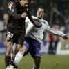 Clement Chantome z Paris St. Germain (vlevo) bojuje o míč s mladoboleslavským Markem Matějovským v zápase Poháru UEFA.