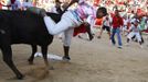 A reveller is tossed by a wild cow during festivities in the bullring following the sixth running of the bulls of the San Fermin festival in Pamplona July 12, 2012. Several runners suffered light injuries in the fastest run (two minutes and twenty seconds) so far in this festival, according to local media. REUTERS/Joseba Etxaburu (SPAIN - Tags: SOCIETY) Published: Čec. 12, 2012, 10:37 dop.