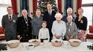 Čtyři generace britské královské rodiny se sešly na jedné fotce při přípravě vánočního pudinku.