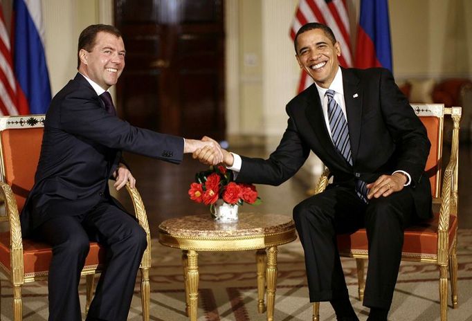 Barack Obama se odpoledne v Londýně poprvé osobně setkal s ruským prezidentem Dmitrijem Medveděvem.