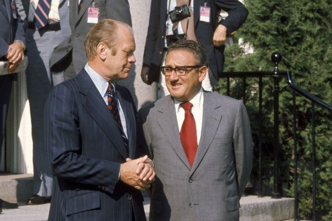 Henry Kissinger s prezidentem Geraldem Fordem v Helsinkách během konference KBSE na nádvoří tamního velvyslanectví USA v roce 1975.