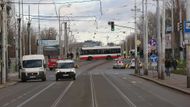 Tramvaje nejezdí, autobusy vyloží cestující před mostem a otočí se.