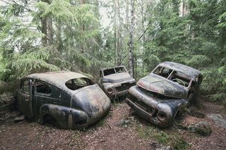 Fotografie nečekaných objevů cenných automobilů, které se ve světě našly v garážích, stodolách a jiných místech.