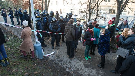 Foto: S Klinikou je konec. Squattery vystěhovali těžkooděnci