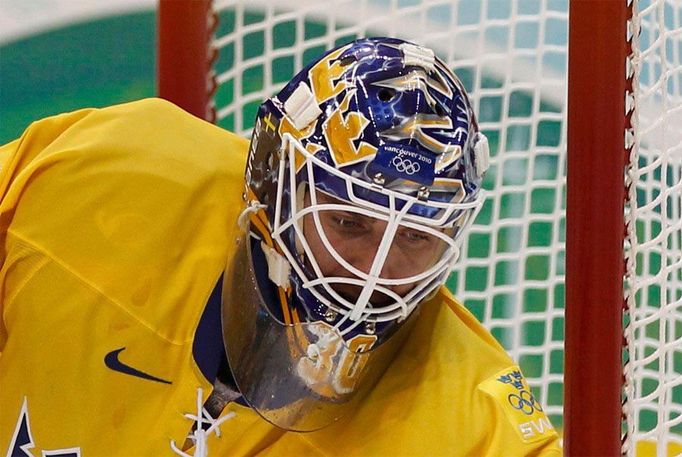 Švédský brankář Henrik Lundqvist. Z boku vidíte symbol Švédska - Tři koruny. A zezadu má Lundqvist namalovanou Sochu svobody jako poctu svému týmu New York Rangers.