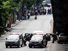 Policisté prohledávají Daewoo, jehož výbuch měl podle vyšetřovatelů usmrtit premiéra.