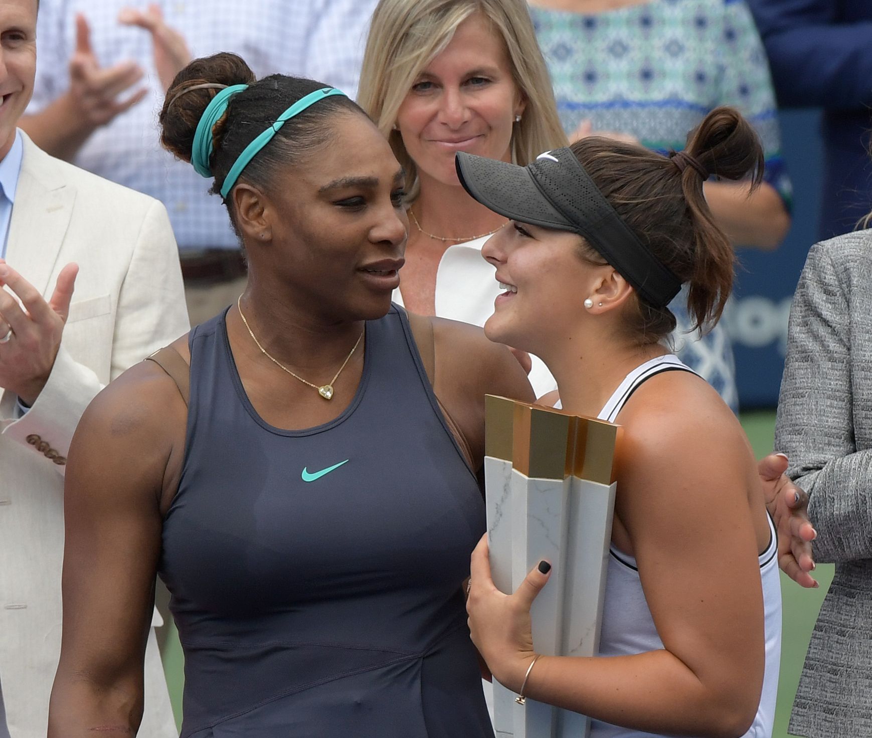 Serena Williamsová (vlevo) blahopřeje Biance Andreescuové k triumfu na turnaji v Torontu
